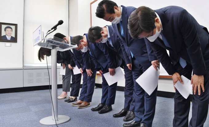 김태년 더불어민주당 대표 직무대행이 8일 서울 여의도 국회에서 4.7재보궐 선거 결과에 책임을 지고 지도부가 전원 사퇴한다는 내용의 대국민 성명서를 발표 한 뒤 고개를 숙이고 있다. / 사진제공=뉴시스