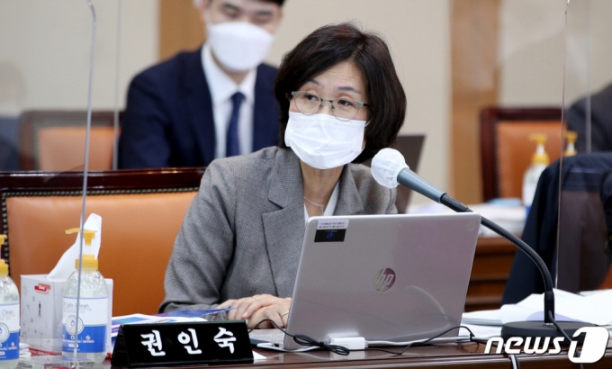 권인숙 더불어민주당 의원은 4·7 보궐선거 결과가 전해진 후 8일 페이스북에 "여성 청년들 절규에 응답 못해 부끄럽다"며 유권자들 기대 만큼 성평등 문제를 개선하지 못한 데 대해 반성했다. 2020.10.19/사진제공=뉴스1