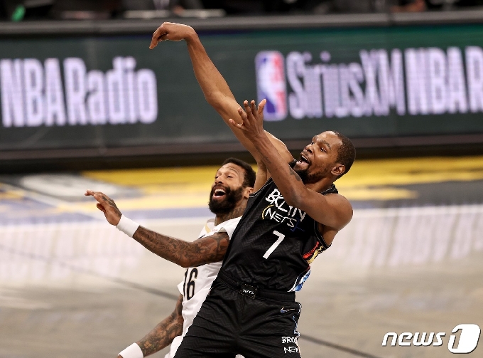 미국프로농구(NBA) 브루클린 네츠의 케빈 듀랜트가 8일(한국시간) 미국 뉴욕의 브루클린 바클레이스 센터에서 열린 뉴욜리언스 펠리컨스와의 경기에서 슛을 시도하고 있다. © AFP=뉴스1