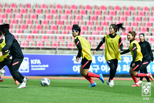 지난 7일 중국전 대비 훈련 중인 지소연(가운데)과 이민아(오른쪽 3번째). /사진=대한축구협회