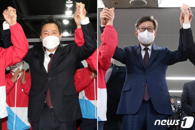 오세훈 국민의힘 서울시장 후보와 박형준 부산시장 후보가 7일 오후 각각 서울 여의도 당사와 부산 진구 선거사무소에서 4·7 재·보궐선거 방송3사 공동출구조사 결과를 확인한 뒤 두 손 들어 환호하고 있다. /사진=뉴스1