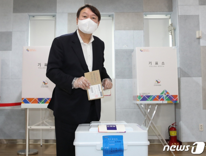 윤석열 전 검찰총장이 2일 오전 서울 서대문구 남가좌1동주민센터에 마련된 사전투표소에서 투표를 하고 있다. /사진=뉴스1