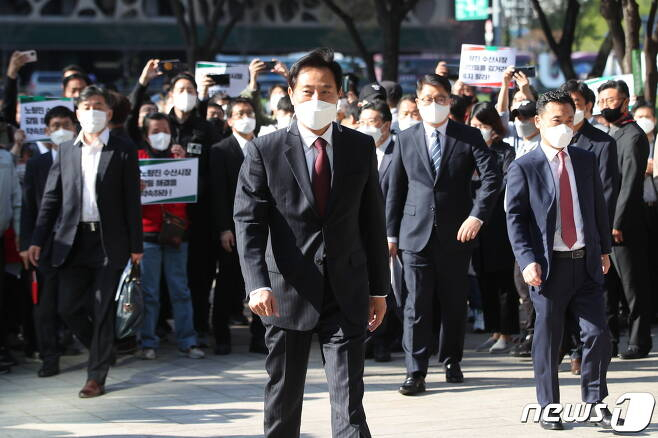 38대 서울특별시장에 당선된 오세훈 시장이 8일 오전 서울시청으로 첫 출근을 하고 있다. /사진=뉴스1
