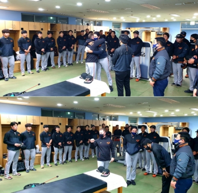 케네디 코치가 수베로 감독을 비롯한 코칭스태프와 포옹을 나누고 있다. /사진=한화 이글스 제공
