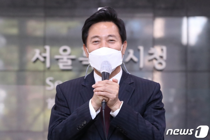 제38대 서울특별시장에 당선된 오세훈 시장이 8일 오전 서울 중구 서울시청으로 첫 출근 후 소감을 밝히고 있다. /사진제공=뉴스1