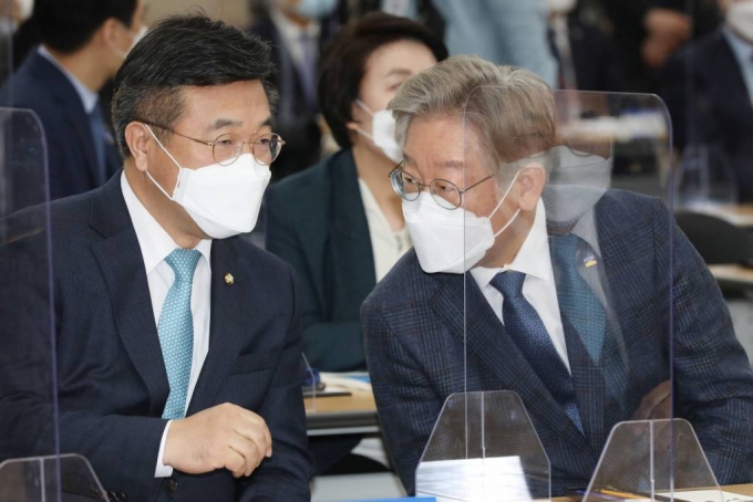 이재명 경기도지사와 윤호중 더불어민주당 의원이 지난달 24일 오전 서울 여의도 이룸센터에서 열린 '일산대교-미시령-마창대교 공정한 민자도로 운영 방안 토론회' 에서 대화를 나누고 있다. / 사진제공=뉴시스