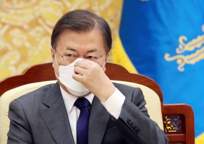 문재인 대통령이 8일 오후 청와대 접견실에서 프라보워 수비안토 인도네시아 국방장관을 접견하며 마스크를 만지고 있다./사진=뉴시스