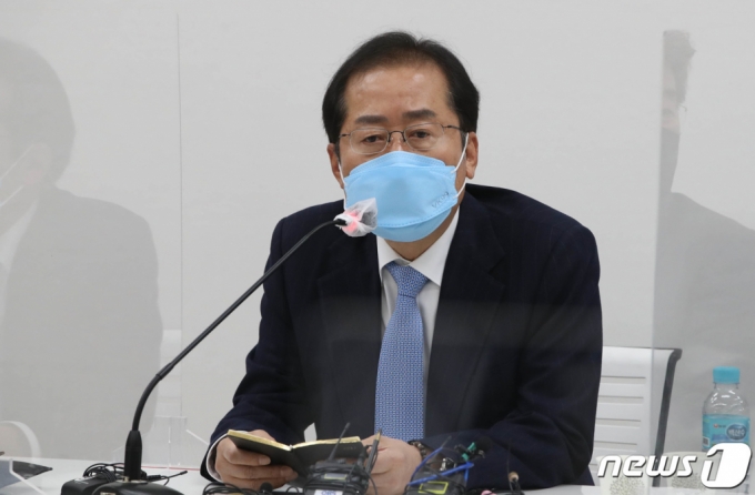 (서울=뉴스1) 국회사진취재단 = 홍준표 무소속 의원이 지난달 18일 서울 마포구 마포포럼에서 열린 '더좋은 세상으로' 세미나에 참석해 발언하고 있다. 2021.3.18/뉴스1