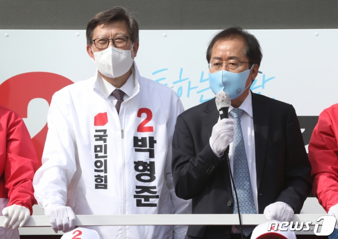 (부산=뉴스1) 여주연 기자 = 홍준표 의원이 4·7 재보궐선거 사전투표 첫날인 2일 오후 부산 기장군 기장시장 앞에서 열린 박형준 국민의힘 부산시장 후보 합동유세 현장에서 박 후보 지원을 나서고 있다. 2021.4.2/뉴스1