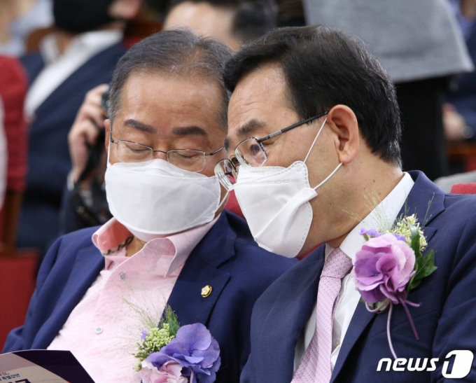 (서울=뉴스1) 신웅수 기자 = 주호영 미래통합당 원내대표와 홍준표 무소속 의원이 9일 오전 서울 여의도 국회 의원회관에서 열린 대한민국 미래혁신포럼 21대 국회 개원기념 특별강연에서 대화하고 있다. 2020.6.9/뉴스1