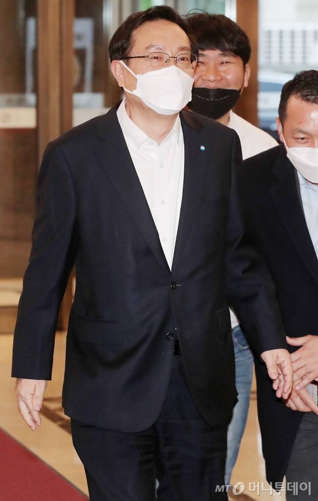 손태승 우리은행장이 23일 오후 서울 중구 명동 은행회관에서 열린 '코로나19 대응을 위한 금융지원 대책 협약식'에 참석하고 있다. /사진=김창현 기자 chmt@