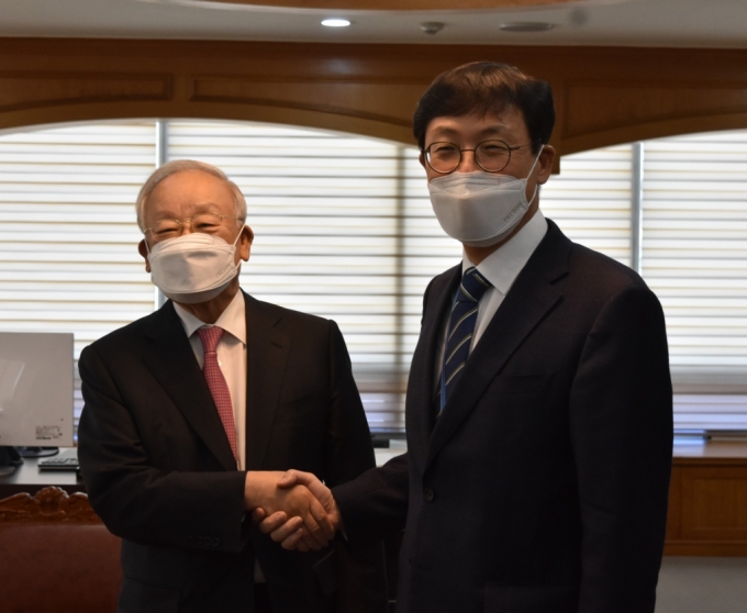 8일 오후 2시 30분쯤 서울 마포구 경총회관에서 손경식 한국경영자총협회(경총) 회장과 이호승 청와대 정책실장이 만나 재계 현안을 논의했다./사진제공=경총