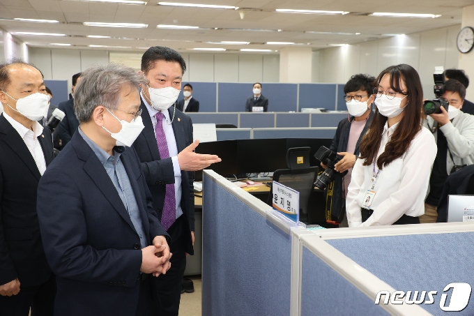 [사진] 권칠승 장관 '소상공인시장진흥공단 방문'