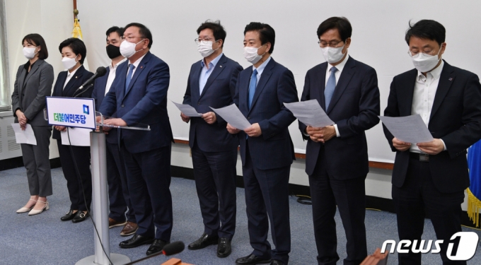 김태년 더불어민주당 대표 직무대행이 8일 오후 서울 여의도 국회에서 4.7 재보궐 선거 패배의 책임을 지고 지도부 사퇴를 발표하고 있다. 민주당은 오는 16일 차기 원내대표 선거에 이어 오는 5월 2일 차기 당대표를 뽑는 전당대회를 개최하기로 했다. 차기 원내대표 선출까지 비대위 체제로 운영되며 비대위원장은 도종환 의원이 맡는다./사진=뉴스1