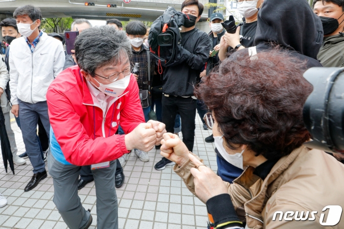 (부산=뉴스1) 안은나 기자 = 유승민 전 의원이 사전투표 마지막 날인 3일 오후 부산 해운대구 대천공원 앞에서 박형준 국민의힘 부산시장 후보 지지유세를 하기 전 시민과 인사하고 있다. 2021.4.3/뉴스1