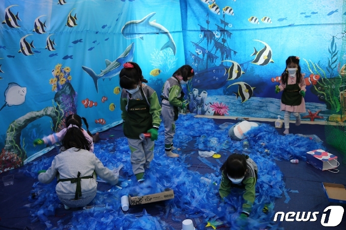 '북극곰을 살려주세요' 주제 이벤트에 참여 중인 수원시 장안구 조원동 이지어린이집 원아들. © 뉴스1