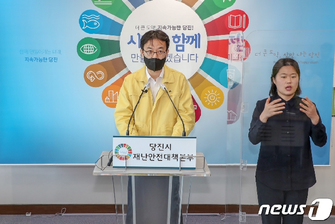이건호 부시장이 슬항교회발 10명의 확진자 발생과 관련 기자회견을 하고 있다. © 뉴스1