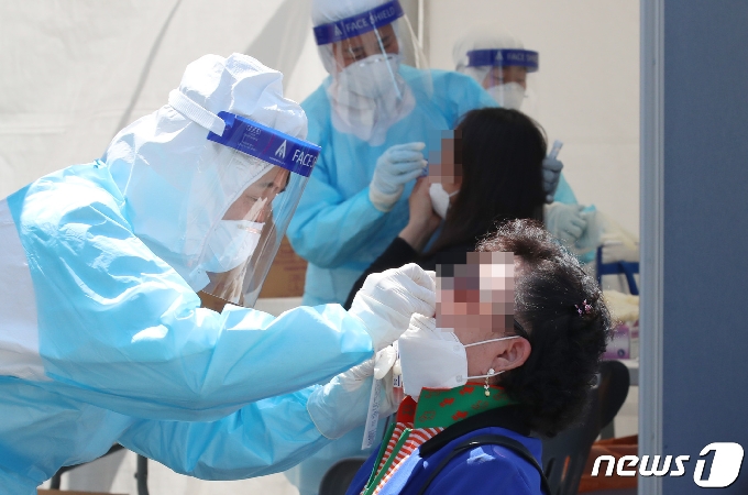 7일 대전 중구 한밭체육관 주차장에 마련된 임시선별진료소에서 시민들이 신종 코로나바이러스 감염증(코로나19) 검사를 받고 있다. 기사와 관계없음. 2021.4.7/뉴스1 © News1 김기태 기자