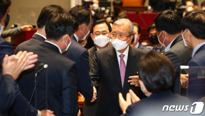 4.7 재보궐선거를 마지막으로 퇴임하는 김종인 국민의힘 비상대책위원장이 8일 오전 서울 여의도 국회에서 열린 의원총회 참석을 마지막으로 국회를 나서고 있다. /사진=뉴스1