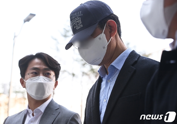용인 반도체 클러스터 투기 의혹을 받고 있는 전직 경기도청 간부공무원 A씨의 영장실질심사가 열린 8일 오전 경기도 수원시 영통구 수원지방법원으로 전직 공무원 A씨가 취재진의 질문을 받으며 들어서고 있다. 2021.4.8/뉴스1 © News1 김영운 기자