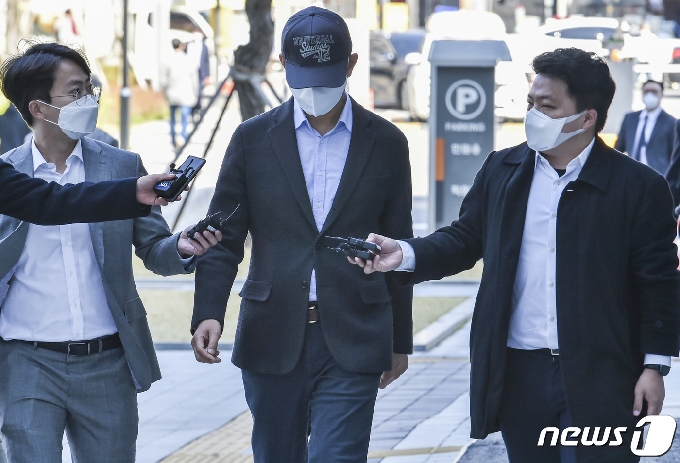 용인 반도체 클러스터 투기 의혹을 받고 있는 전직 경기도청 간부공무원 A씨의 영장실질심사가 열린 8일 오전 경기도 수원시 영통구 수원지방법원으로 전직 공무원 A씨가 취재진의 질문을 받으며 들어서고 있다. 2021.4.8/뉴스1 © News1 김영운 기자