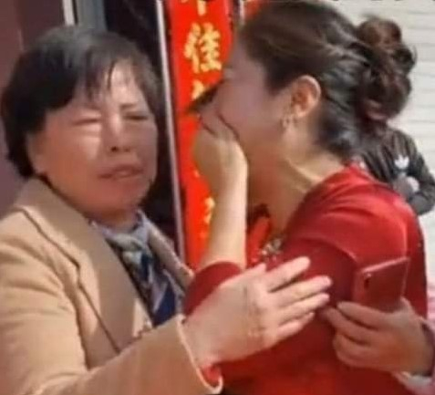 결혼식서 친딸로 밝혀진 며느리를 껴안는 시어머니 /사진=페이스북 캡처