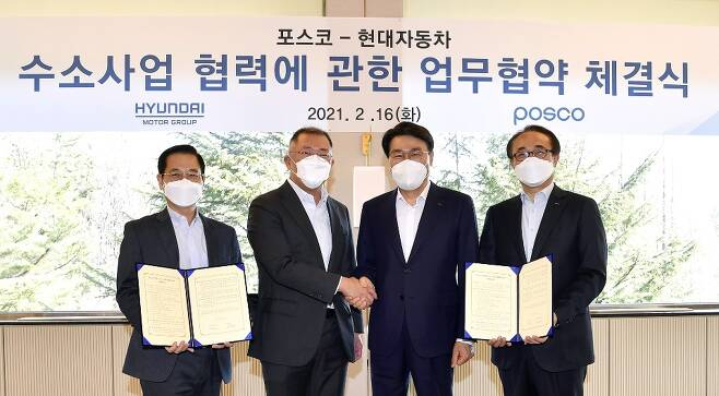 현대차그룹과 포스코그룹이 지난 2월16일 포항 포스코에서 '수소 사업 협력에 관한 업무협약'을 체결했다.최정우 포스코그룹 회장(사진 오른쪽 두번째), 정의선 현대차그룹 회장(사진 왼쪽 두번째), 유병옥 포스코 산업가스수소사업부장(사진 오른쪽 첫번째), 김세훈 현대차 연료전지사업부장(부사장)(사진 왼쪽 첫번째)이 기념촬영을 하고 있다./사진=현대차-포스코