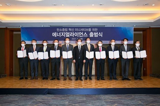 (왼쪽부터) 허용석 현대경제연구원장, 김상우 DL에너지부회장, 정연인 두산중공업사장, 정기섭 포스코에너지사장, 유정준 SK E&S부회장, 성윤모 산업부장관, 허용수 GS에너지사장, 구자용 E1회장, 정인섭 한화에너지사장, 김동욱 현대차부사장, 송원표 효성중공업부사장은 지난 6일 에너지얼라이언스 출범식에 참석한 후 기념사진을 촬영하고 있다./사진=현대경제연구원