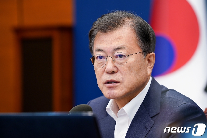 문재인 대통령이 5일 청와대 여민관에서 열린 수석·보좌관 회의를 주재하고 있다. 2021.4.5/뉴스1 © News1 유승관 기자