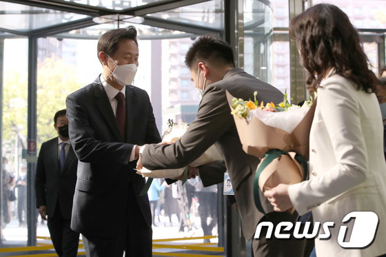 제38대 서울특별시장에 당선된 오세훈 시장이 8일 오전 서울 중구 서울시청으로 첫 출근하면서 직원들에게 꽃다발을 받고 있다./사진=뉴스1
