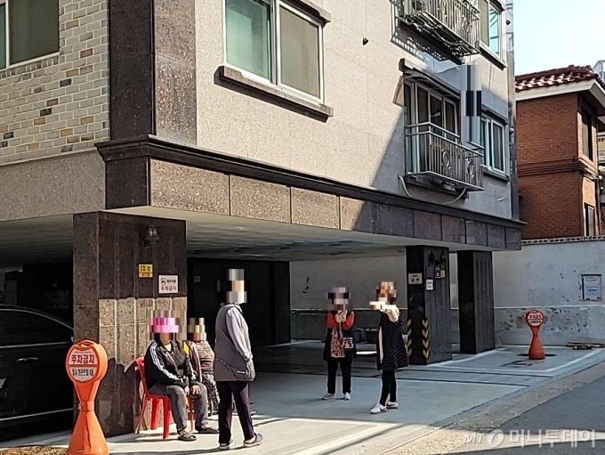 7일 서울 광진구 구의동의 주택가에서 5명이 모여 이야기를 나누고 있다. / 사진 = 오진영 기자