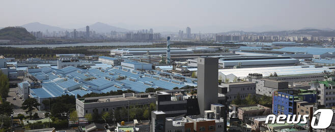 (울산=뉴스1) 윤일지 기자 = 코나와 아이오닉5를 생산하는 현대자동차 울산1공장이 차량용 반도체 수급 대란으로 7일부터 14일까지 휴업에 돌입했다. 사진은 7일 오후 현대자동차 울산1공장 모습. 2021.4.7/뉴스1