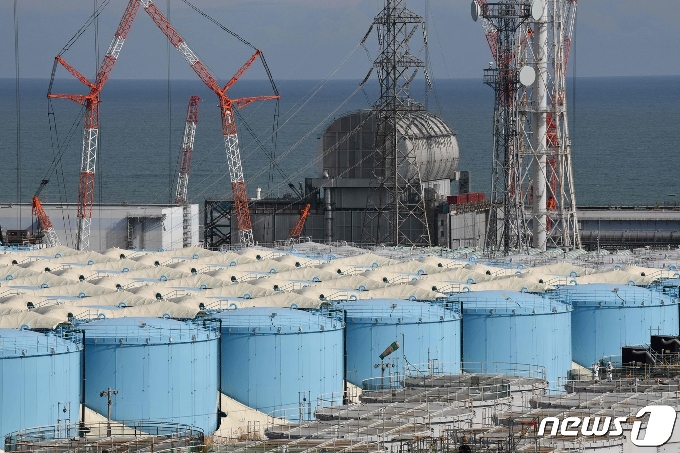 일본 후쿠시마 제1원자력발전소 부지 내에 설치돼 있는 방사성 오염수 저장탱크 &copy; AFP=뉴스1