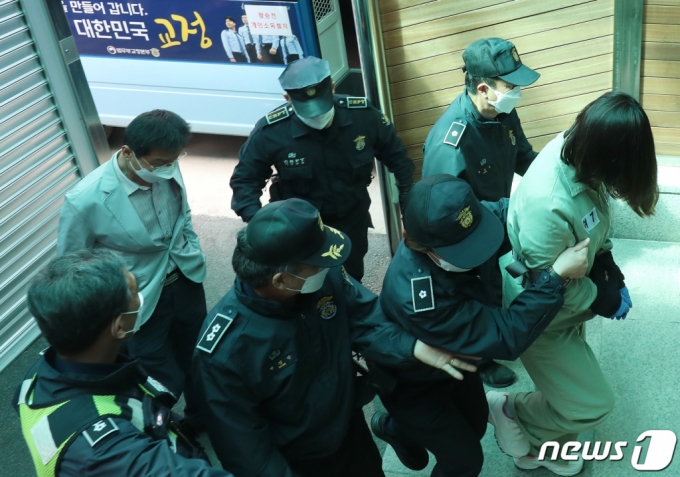  9일 오후 대구지방법원 김천지원에서 열리는 경북 구미 3세 여아 사망사건에 대한 첫 공판을 앞두고 유전자 검사 결과 엄마가 아닌 &#039;언니&#039;로 밝혀진 A씨(22)가 호송차에서 내려 법정으로 향하고 있다. /사진=뉴스1