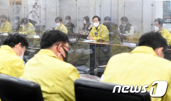 오세훈 서울시장이 지난 9일 오전 서울특별시청 기획상황실에서 열린 코로나19 종합대책 회의에 참석해 모두발언을 하고 있다./사진=뉴스1