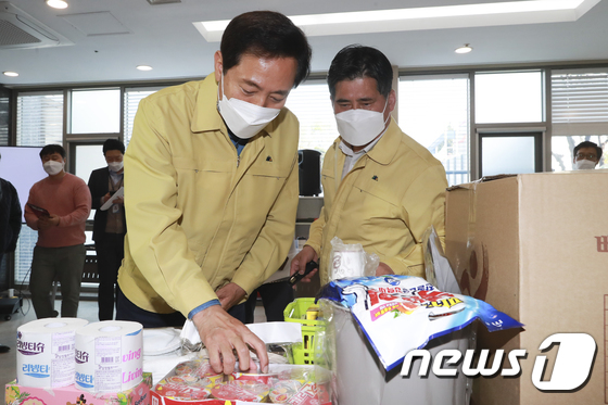 오세훈 서울시장(왼쪽)이 지난 10일 오전 서울시가 운영하는 무증상·경증 코로나19 환자 격리치료 장소인 서울 중구 서울유스호스텔 생활치료센터를 방문해 입소자들에게 제공되는 물품을 점검하고 있다./사진=뉴스1