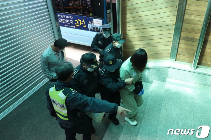 9일 오후 대구지방법원 김천지원에서 열리는 경북 구미 3세 여아 사망사건에 대한 첫 공판을 앞두고 유전자 검사 결과 엄마가 아닌 '언니'로 밝혀진 김모 씨(22)가 호송차에서 내려 법정으로 향하고 있다/뉴스1