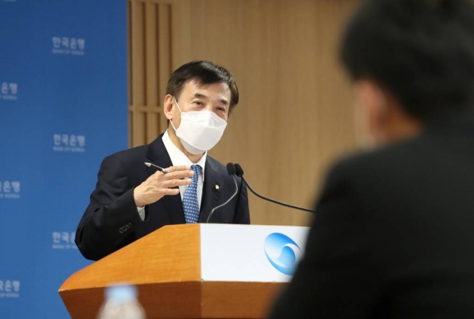 이주열 한국은행 총재가 2월25일 서울 중구 한국은행에서 열린 통화정책방향 기자간담회에서 발언하고 있다./사진=한국은행