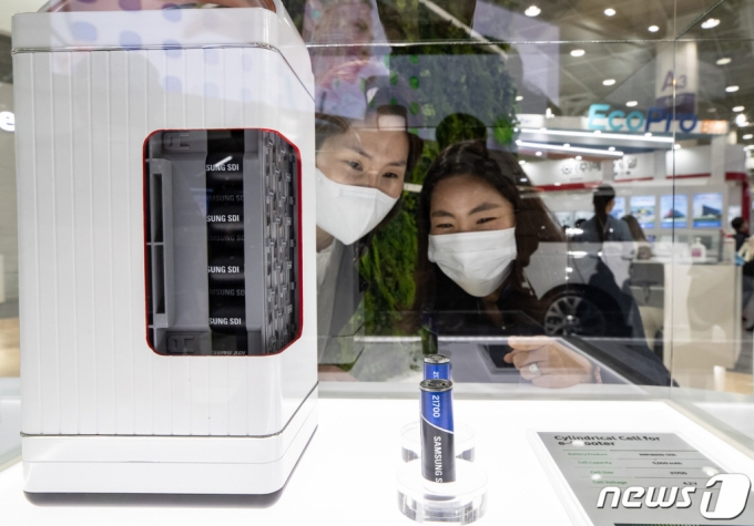 (서울=뉴스1) 이재명 기자 = 21일 오전 서울 강남구 코엑스에서 열린 배터리산업 전시회 '인터배터리 2020'을 찾은 관람객들이 전시부스를 살펴보고 있다. 올해로 8회째를 맞는 이번 전시에는 자동차, 스마트폰, 에너지저장장치(ESS)용 배터리와 핵심 소재 등 'K-배터리' 핵심 기술이 총출동한다.2020.10.21/뉴스1