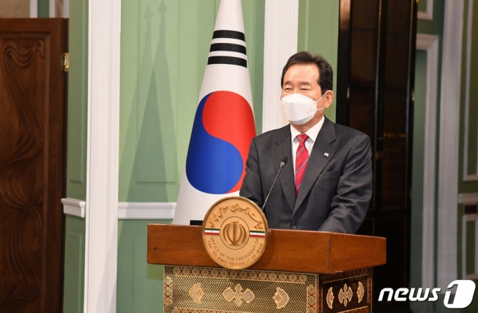 (서울=뉴스1) = 이란 테헤란을 방문한 정세균 국무총리가 11일(현지시간) 사드아바드 좀후리궁 로비에서 에샤크 자한기리 수석 부통령과 공동 기자회견을 하고 있다. (총리실 제공) 2021.4.12/뉴스1