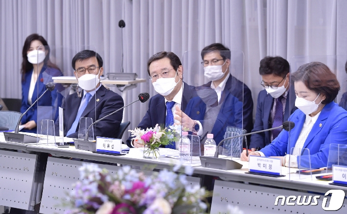 이용섭 광주시장이 12일 오후 동구 미로센터에서 열린 '동구민과의 정책 현장대화'에 참석해 임택 동구청장, 인문·문화예술 활동가 등 주민 30여명과 동구 주요정책에 대한 협력방안을 논의하고 있다.(광주시 제공)2021.4.12/뉴스1 © News1