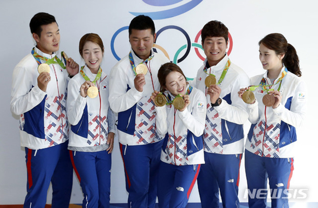 지난 2016년 리우올림픽 양궁에서 전 종목 금메달을 석권한 한국 양궁 대표팀. 왼쪽부터 구본찬, 최미선, 김우진, 장혜진, 이승윤, 기보배. /사진=뉴시스