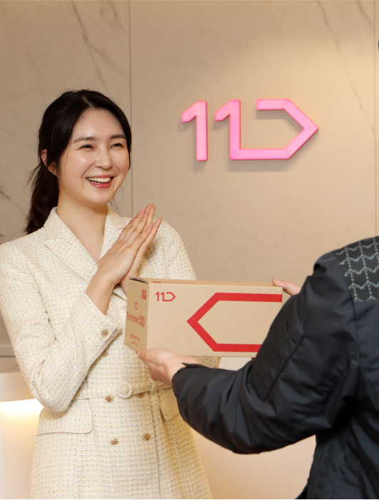 11번가가 오늘 자정 전까지 주문한 상품을 다음날 받아볼 수 있는 '오늘주문 내일도착' 서비스를 시작했다. 11번가 홍보 모델이 우체국 택배를 통해 도착한 주문 상품을 받아보고 있다./사진= 11번가 제공