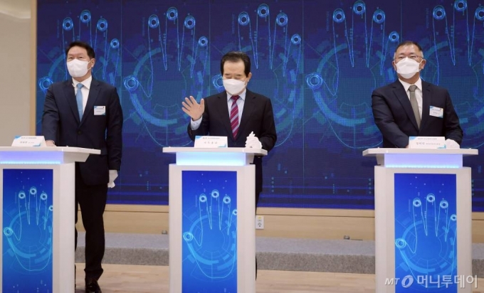 정세균 국무총리(가운데)가 2일 서구 SK인천석유화학에서 열린 수소산업 생태계 구축 선포식에서 최태원 SK그룹 회장, 정의선 현대차그룹 회장과 함께 핸드프린팅을 하고 있다. /사진=이기범 기자 leekb@