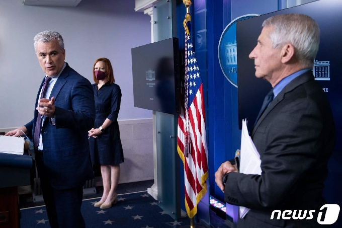 [사진] 자이언츠 백악관 조정관 브리핑 듣는 파우치와 사키
