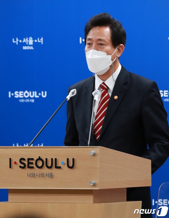 (서울=뉴스1) 구윤성 기자 = 오세훈 서울시장이 13일 서울시청에서 국무회의 관련 브리핑을 하고 있다. 앞서 오 시장은 이날 오전에 참석한 국무회의에서 신종 코로나바이러스 감염증(코로나19) 간이진단키트의 신속한 사용허가와 지방자치단체가 공동주택 가격 결정과정에 참여할 수 있도록 하는 제도개선 등을 요청했다. 2021.4.13/뉴스1