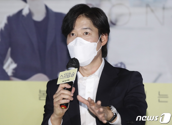 유준상 감독이 14일 오후 서울 건대 롯데시네마에서 열린 영화 ‘스프링 송’ 언론 시사회 및 기자간담회에 참석해 인사말을 하고 있다. '스프링 송'은 미완성곡의 뮤직비디오를 만들기 위해 무작정 여행을 떠난 밴드, 그들과 동행하게 된 세 남녀가 봄을 기다리며 부르는 특별한 노래와 여정을 담은 작품이다. 2021.4.14/뉴스1 © News1 권현진 기자