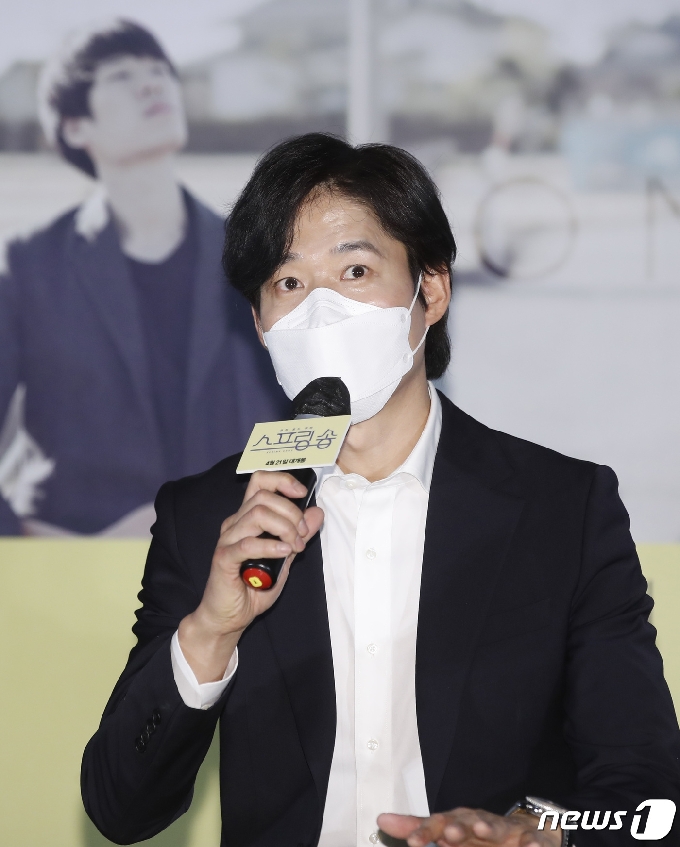 배우 겸 감독 유준상이 14일 오후 서울 건대 롯데시네마에서 열린 영화 ‘스프링 송’ 언론 시사회 및 기자간담회에 참석해 인사말을 하고 있다. '스프링 송'은 미완성곡의 뮤직비디오를 만들기 위해 무작정 여행을 떠난 밴드, 그들과 동행하게 된 세 남녀가 봄을 기다리며 부르는 특별한 노래와 여정을 담은 작품이다. 2021.4.14/뉴스1 © News1 권현진 기자