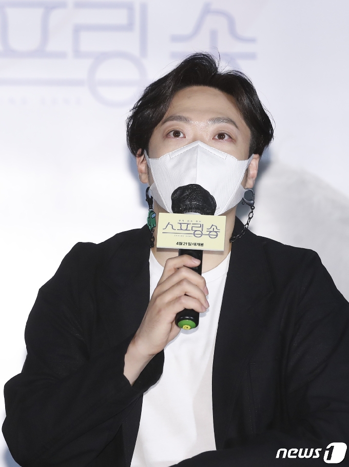 배우 정순원이 14일 오후 서울 건대 롯데시네마에서 열린 영화 ‘스프링 송’ 언론 시사회 및 기자간담회에 참석해 인사말을 하고 있다. '스프링 송'은 미완성곡의 뮤직비디오를 만들기 위해 무작정 여행을 떠난 밴드, 그들과 동행하게 된 세 남녀가 봄을 기다리며 부르는 특별한 노래와 여정을 담은 작품이다. 2021.4.14/뉴스1 © News1 권현진 기자