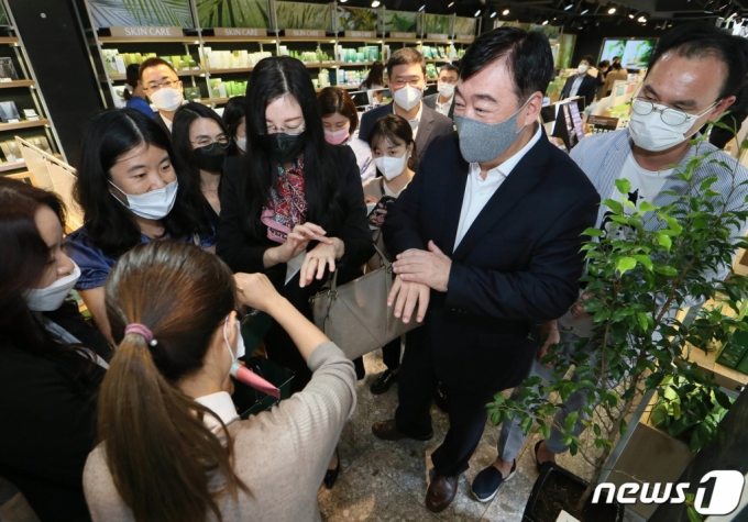 (서울=뉴스1) 이동해 기자 = 싱하이밍 주한 중국대사와 서양호 서울 중구청장이 29일 오전 코로나19로 어려움 겪는 상인들을 응원하기 위해 서울 중구 명동 한 화장품 매장을 찾아 중국 유커들에게 인기가 많은 화장품을 추천받아 구입하고 있다. 2020.9.29/뉴스1